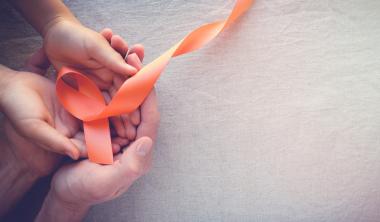 Main dans la main, un ruban orange pour signifier la sclérose en plaque